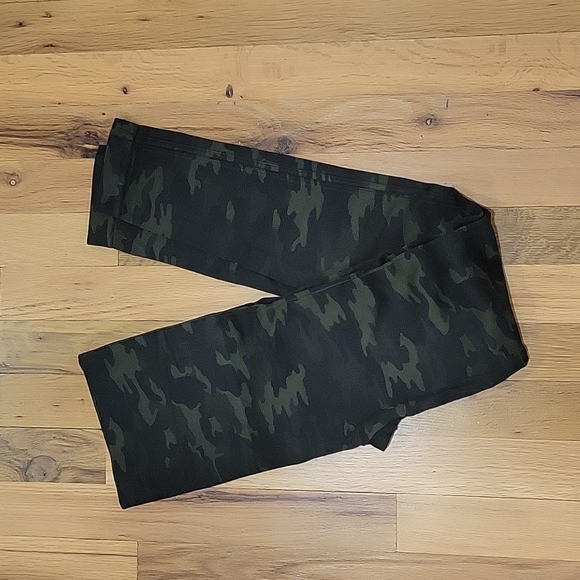 Spanx Look At Me Now Seamless Legging in Green Camo - Picture 5 of 5